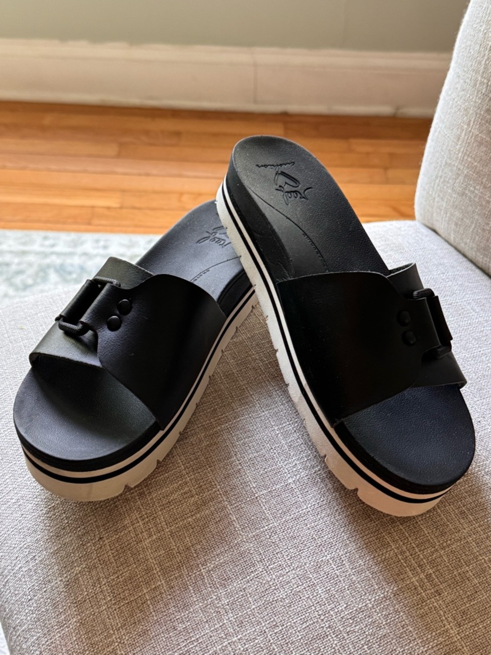 REEF slides in great condition! Size 9